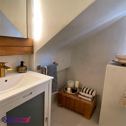 Baño con revestimiento de microcemento, acabado continuo y sin juntas, ideal para espacios húmedos con un estilo moderno y fácil de mantener.